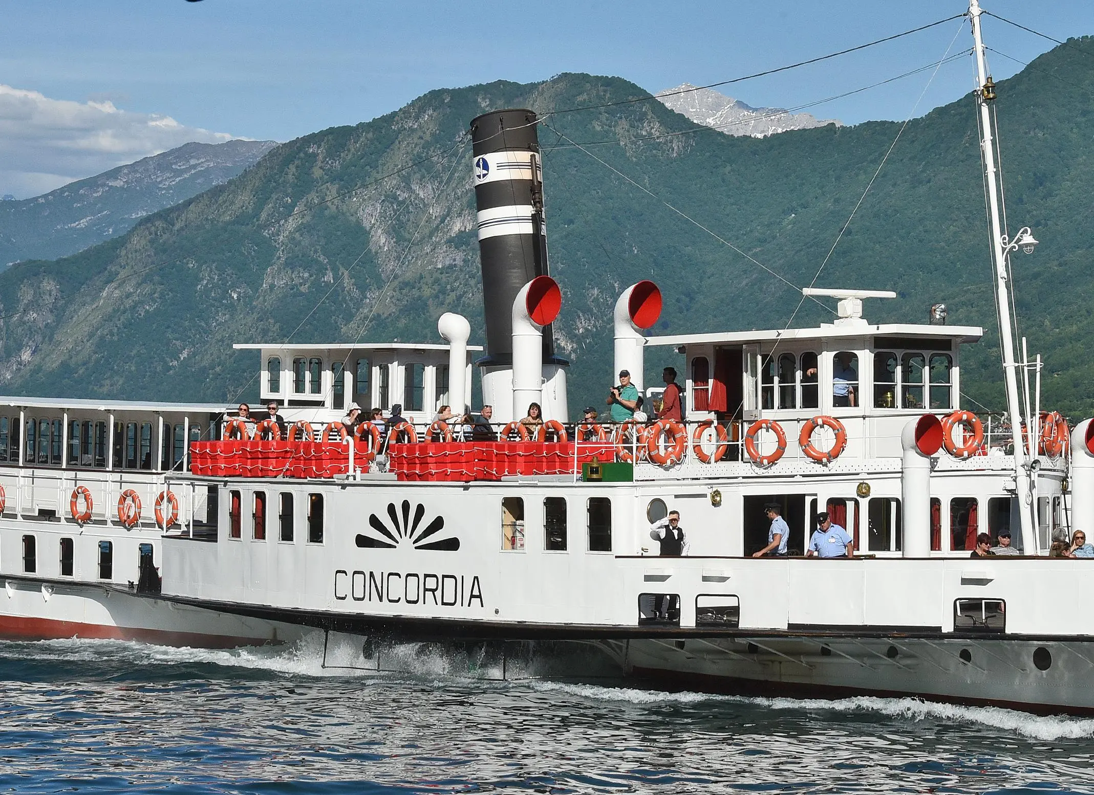 Locomotiva più piroscafo sul Lario per una domenica a tutto vapore In prima fila c’è Trenitalia