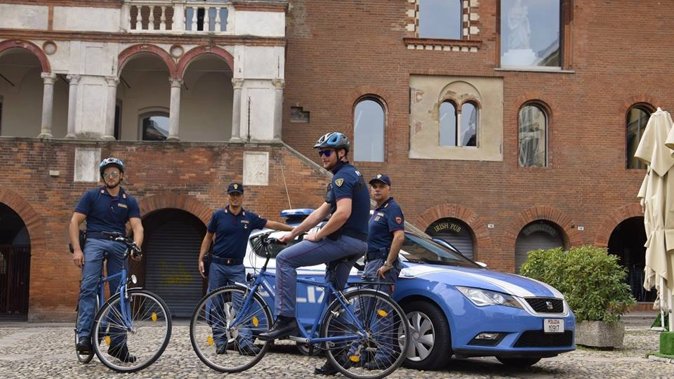 Le pattuglie delle polizia in bicicletta in piazza della Vittoria