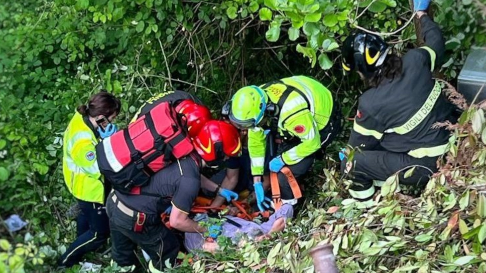 L'84enne finito nel dirupo soccorso a Oggiono