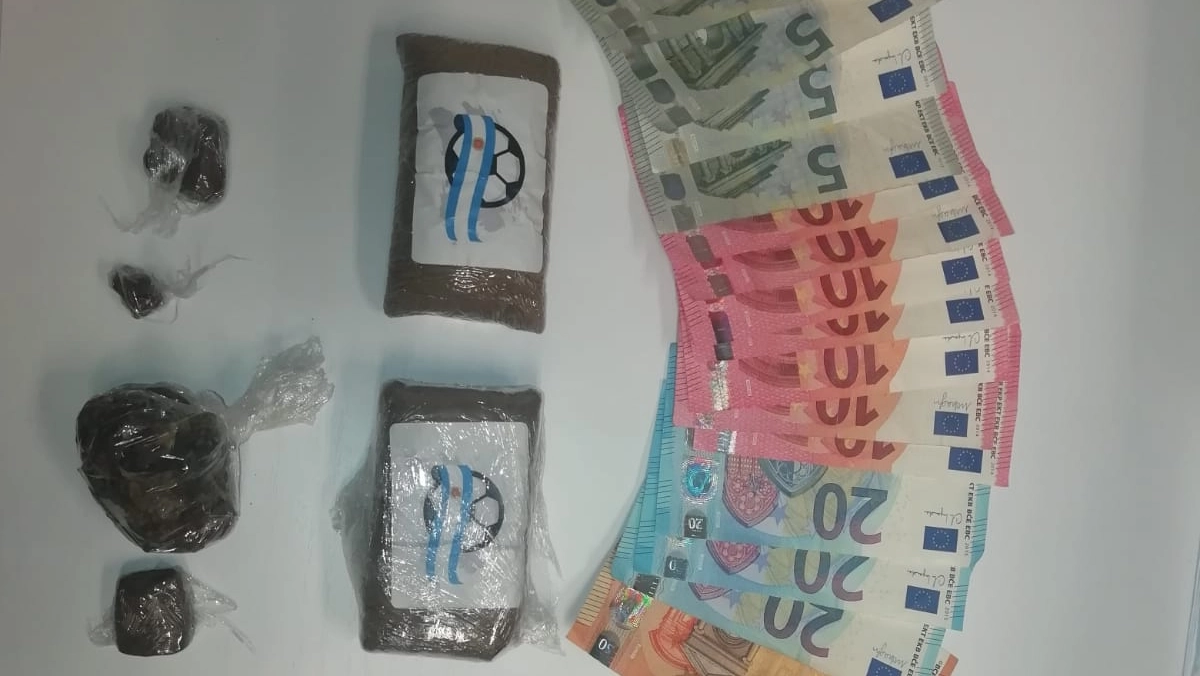 La droga e i contanti sequestrati La droga e i contanti sequestrati