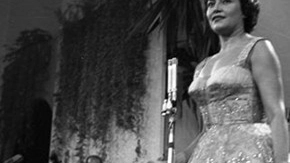 È il 1951 Nilla Pizzi  vince la prima edizione del Festival con “Grazie dei fior” l’anno successivo farà il bis con un’altra canzone indimenticabile  “Vola colomba”