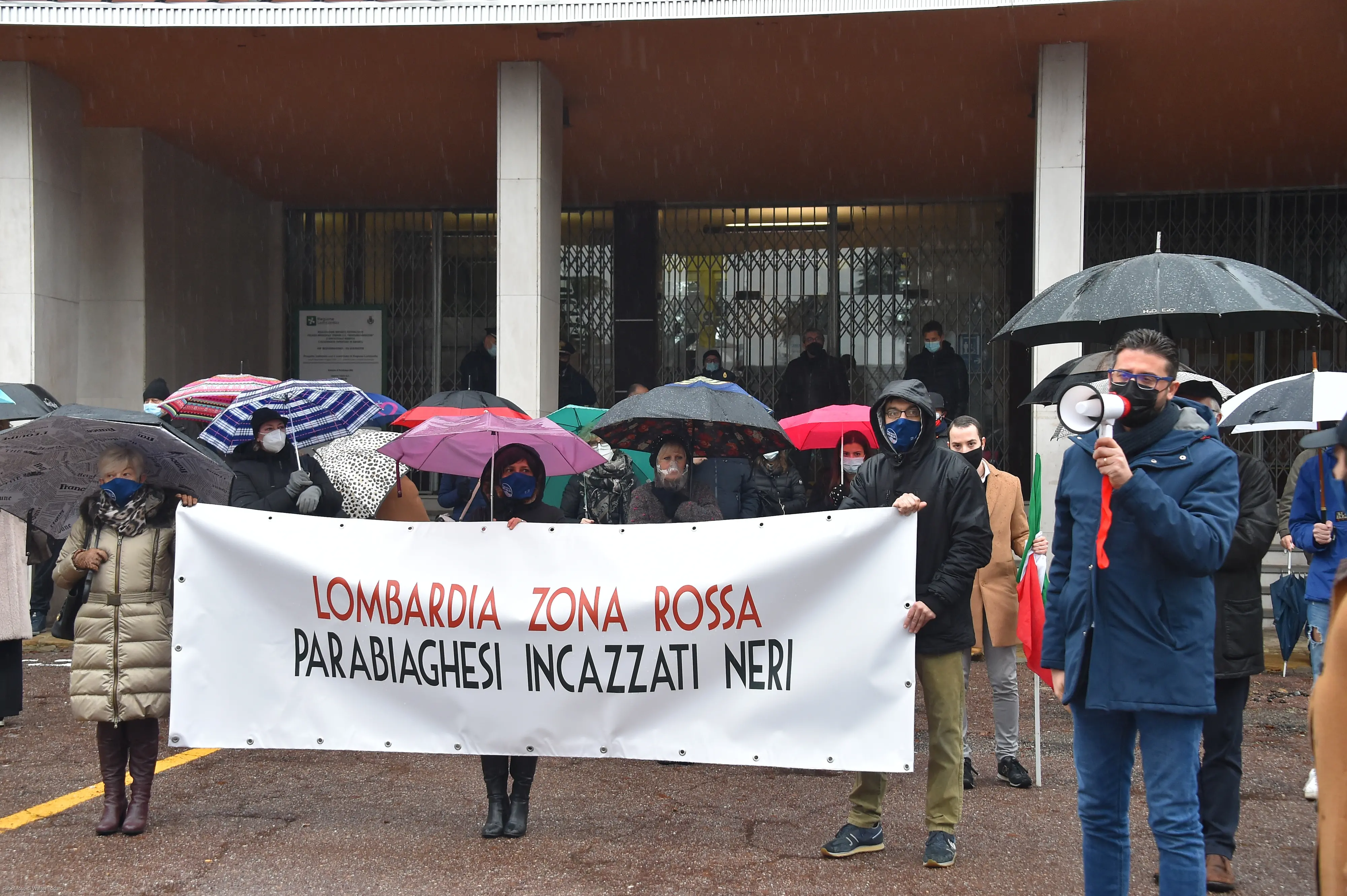 Parabiago, commercianti davanti al municipio contro la zona rossa