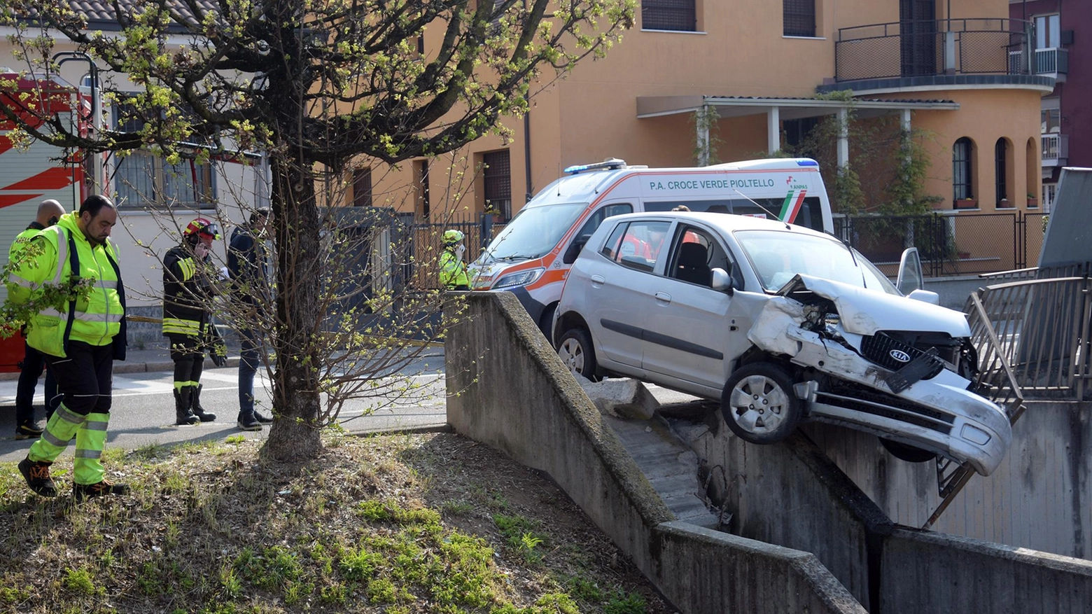 Colto da malore, si schianta e muore a 85 anni