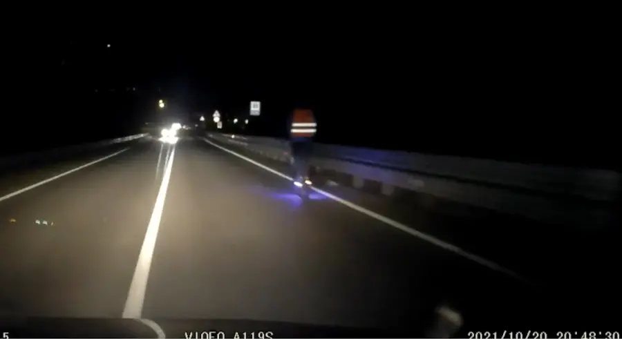 In monopattino col buio sulla Statale dello Stelvio: ''L'ho visto solo all'ultimo'' /VIDEO