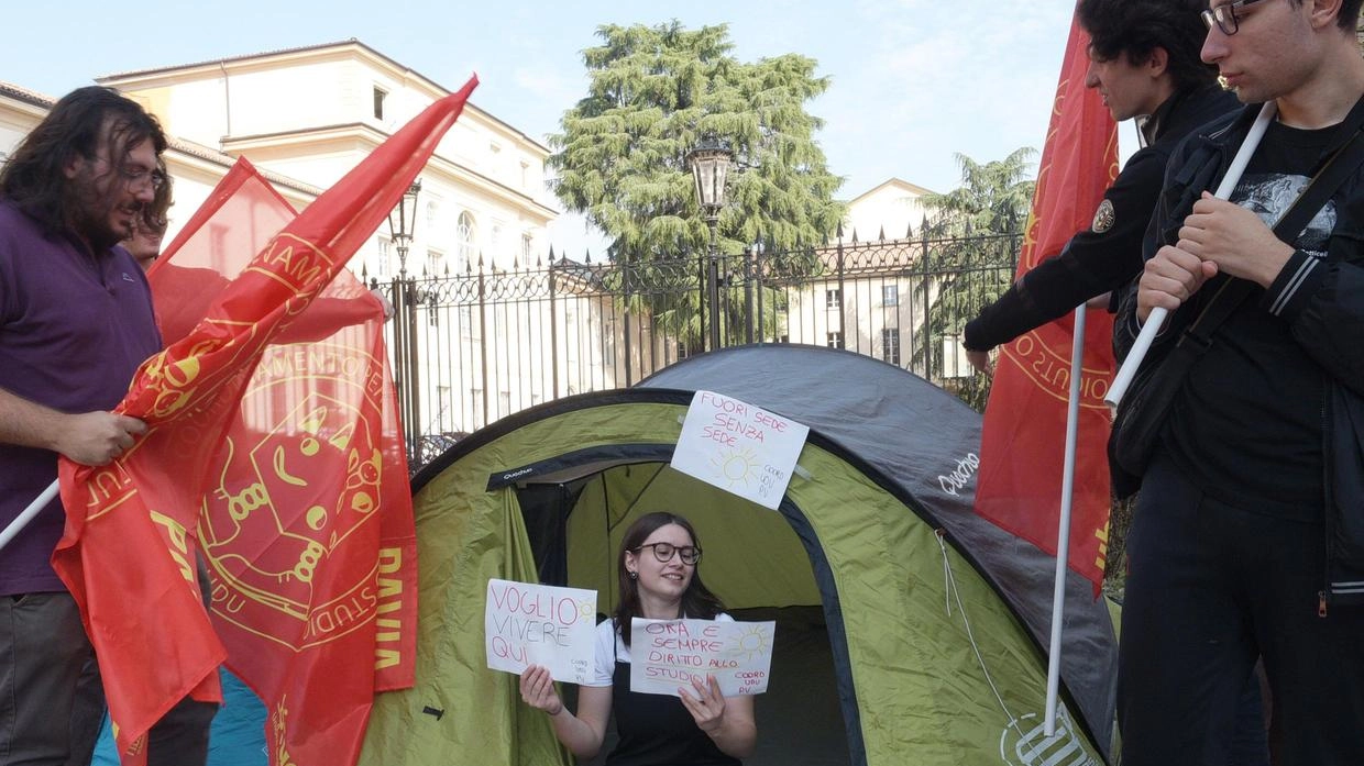 Università, tornano le tende. Studenti senza alloggi: da maggio nulla è cambiato Università, tornano le tende. Studenti senza alloggi: da maggio nulla è cambiato