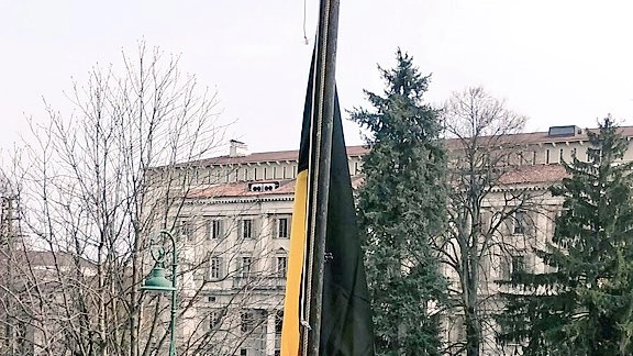 La bandiera belga esposta a Palazzo Frizzoni, Bergamo (twitter)