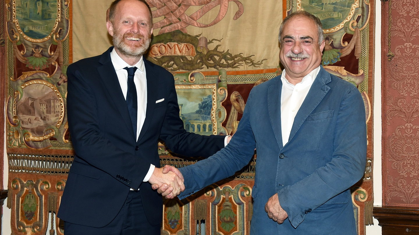 La stretta di mano in Comune tra nuovo e vecchio sindaco La stretta di mano in Comune tra nuovo e vecchio sindaco