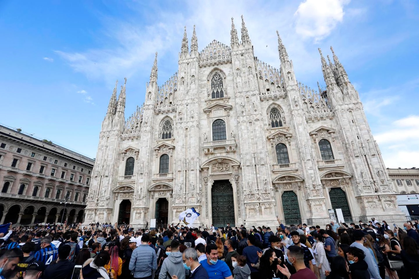 Assembramenti di tifosi nerazzurri in piazza Duomo