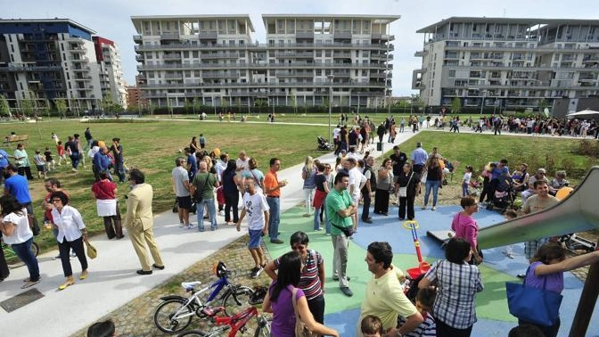 Residenti partecipano a una festa organizzata nei giardini pubblici in zona Rogoredo-Santa Giulia 
