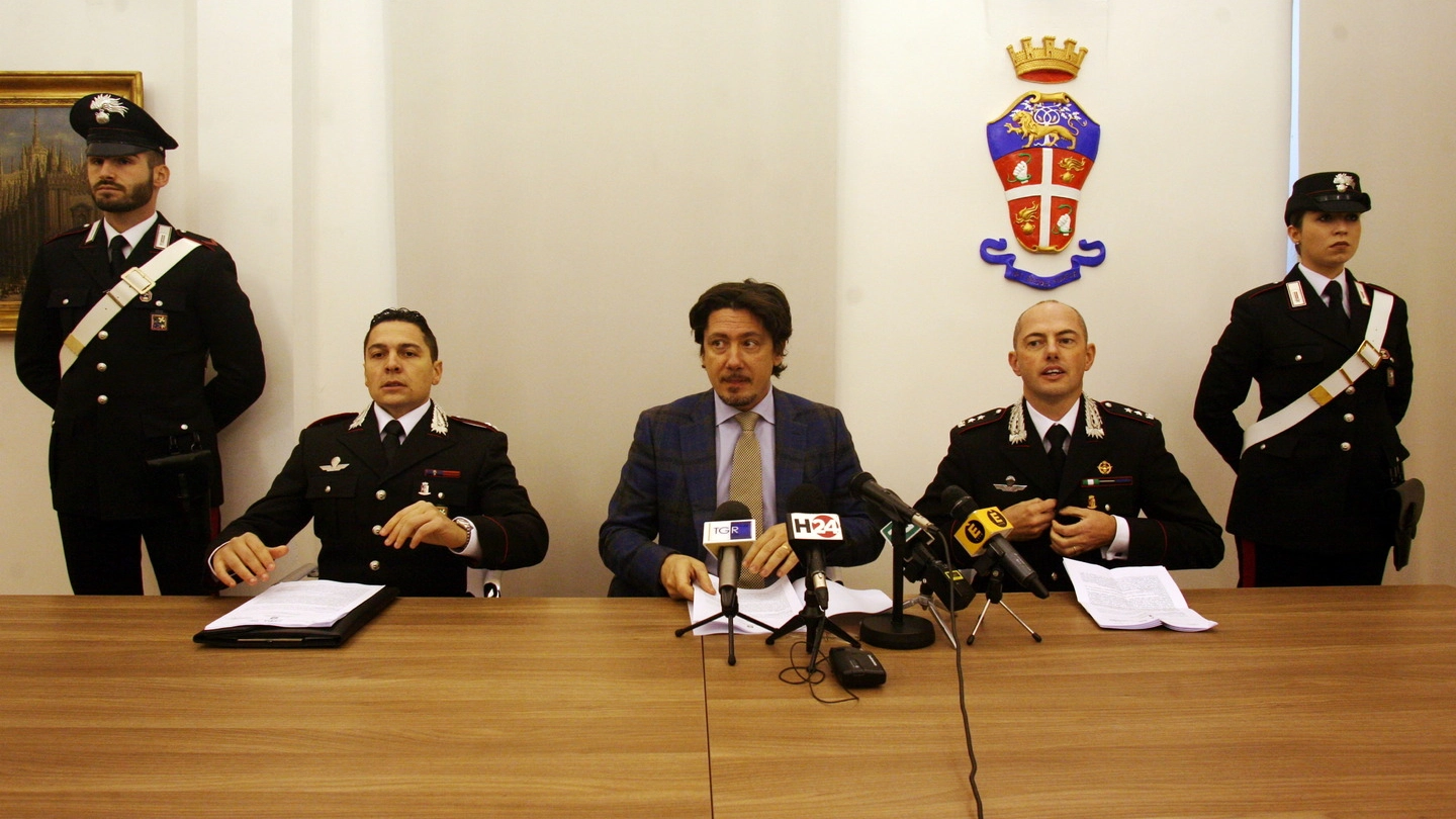 Il pm Gianluca Prisco coi carabinieri