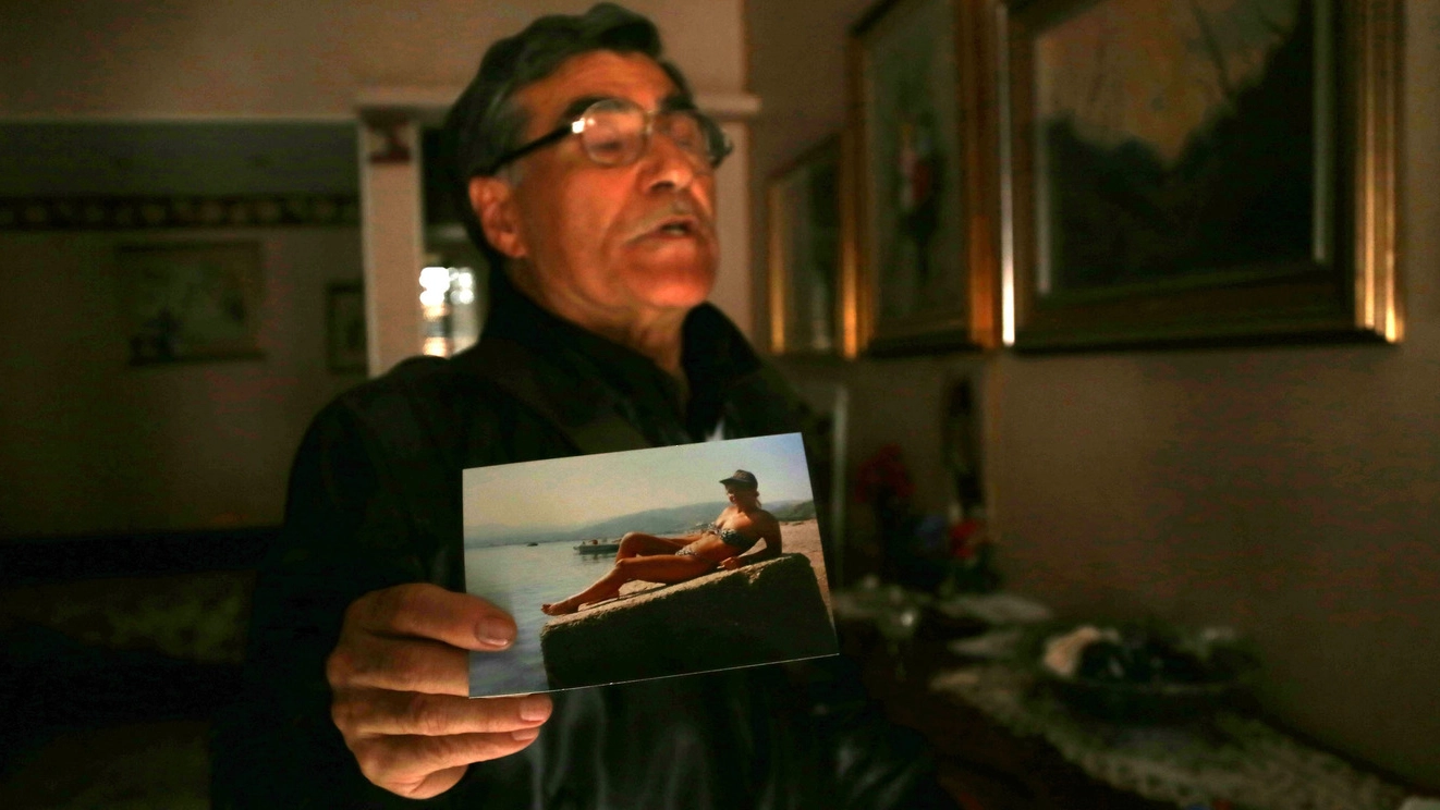 Il padre della vittima Michelangelo Trimboli mostra alcune foto della figlia Sonia (Newpress)