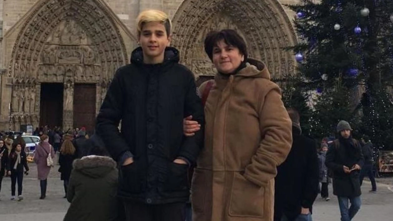 Matteo Dei Cas con la mamma Maria Grazia Pomoli davanti alla cattedrale a Parigi
