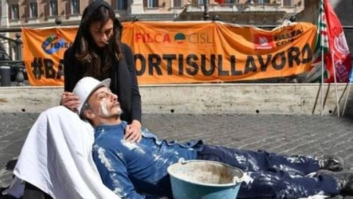 Un presidio dei sindacati contro gli infortuni sul lavoro Un presidio dei sindacati contro gli infortuni sul lavoro