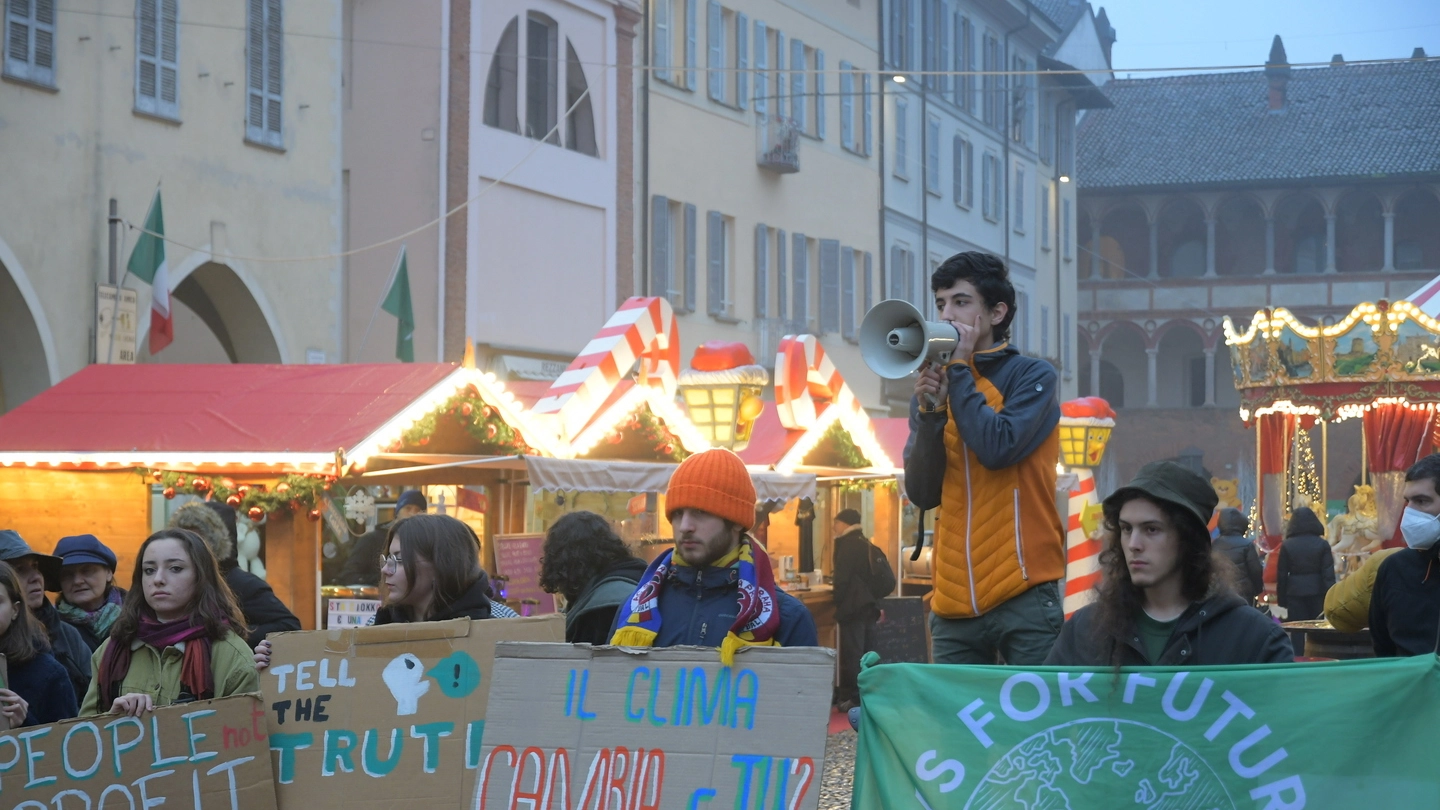 La manifestazione organizzata a Pavia in solidarietà a Simone Ficicchia