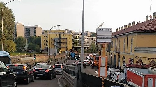 Traffico in tilt sul ponte di Corsico.