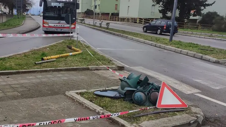 Un semaforo distrutto da un'auto Un semaforo distrutto da un'auto