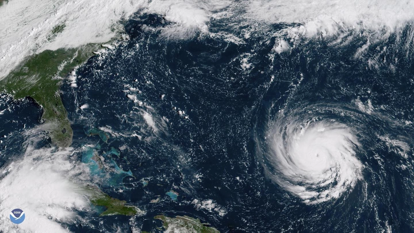 Uragano Florence, in mezzo all'Atlantico, si avvicina agli Usa (foto Ansa, Noaa)