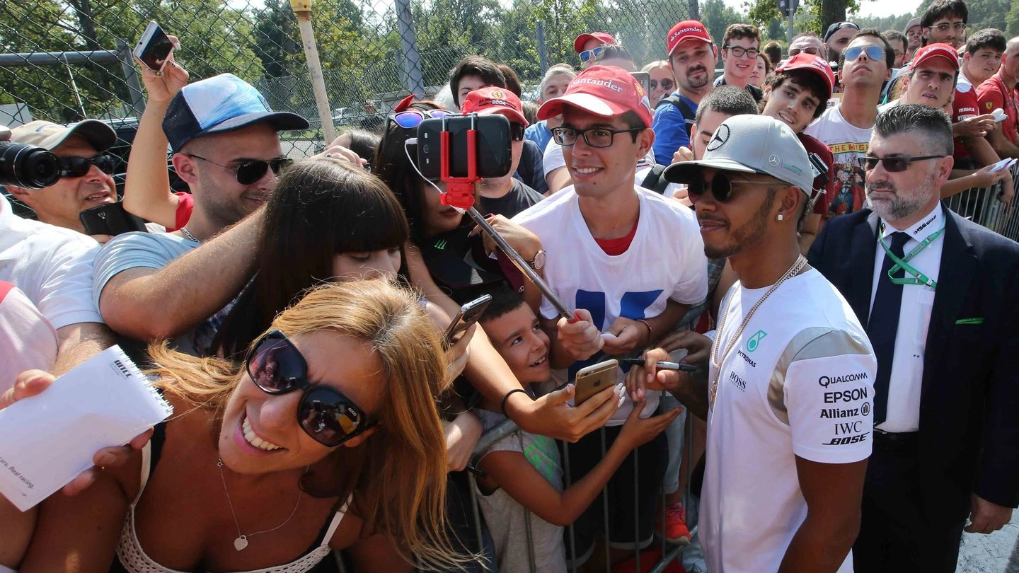 Lewis Hamilton con alcuni tifosi all ingresso del paddok