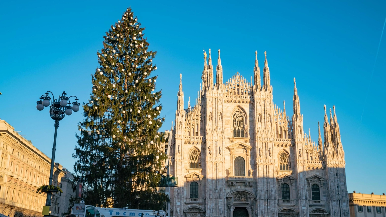 L'albero di Natale in piazza Duomo (Ansa)
