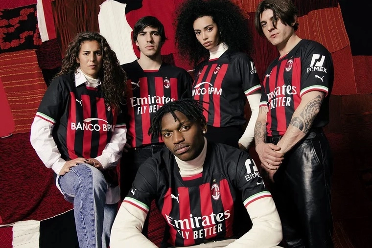 La nuova maglia del Milan per stagione 2022/2023 (foto A.C. Milan)