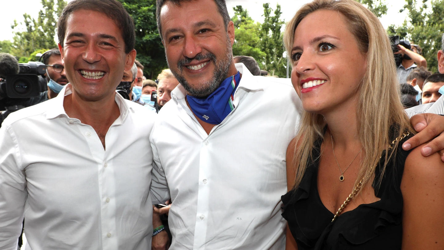 Matteo Salvini tra Roberto Di Stefano e la compagna del sindaco Silvia Sardone