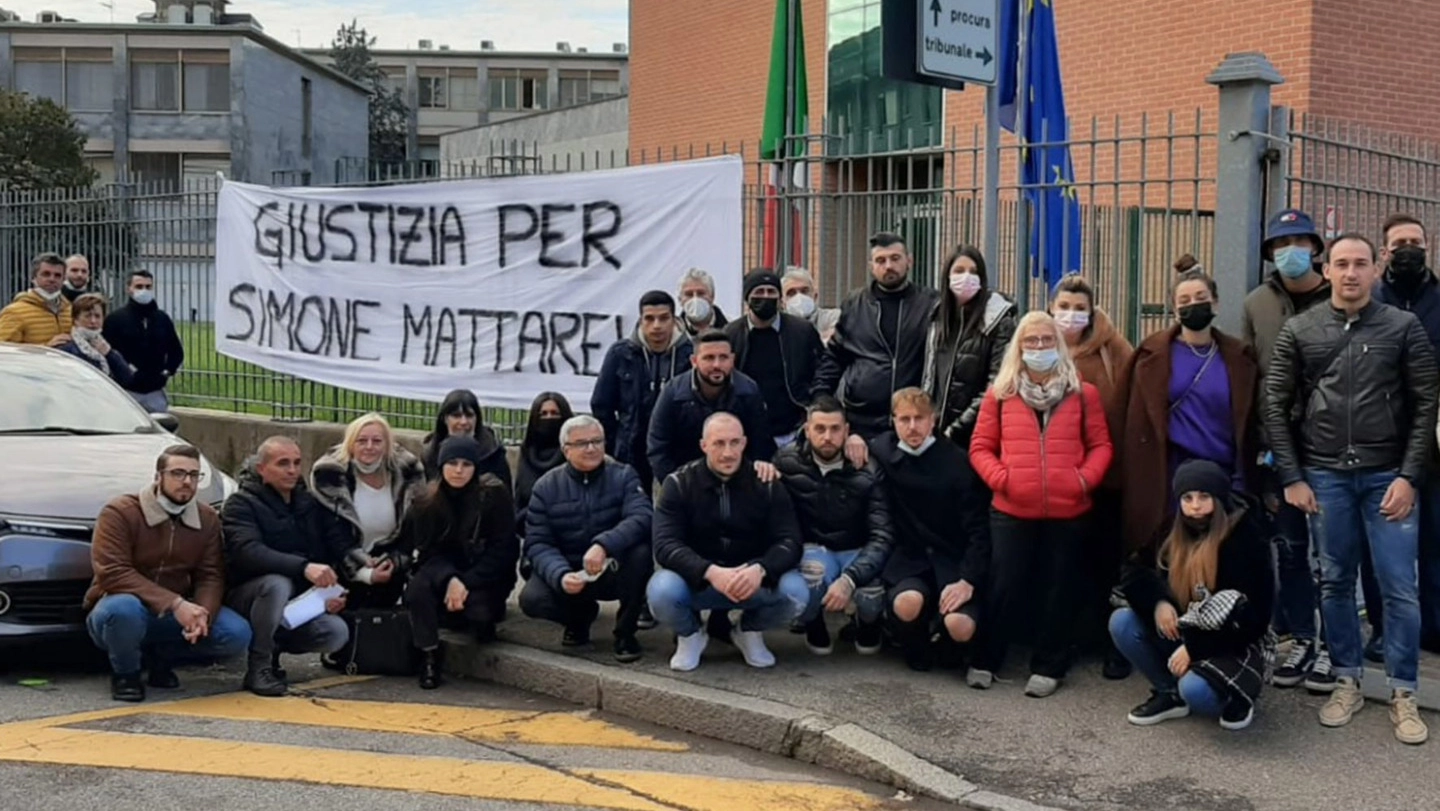 I familiari e gli amici di Simone Mattarelli davanti al Tribunale di Busto Arsizio