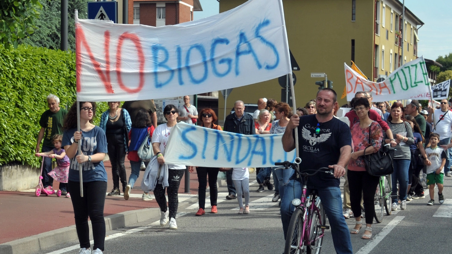 Una manifestazione contro l'impianto a biogas
