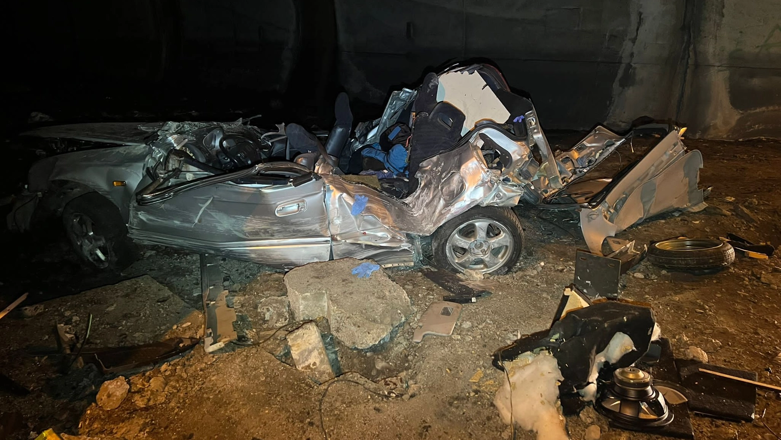 L'auto distrutta sulla quale viaggiavano i due ragazzi L'auto distrutta sulla quale viaggiavano i due ragazzi