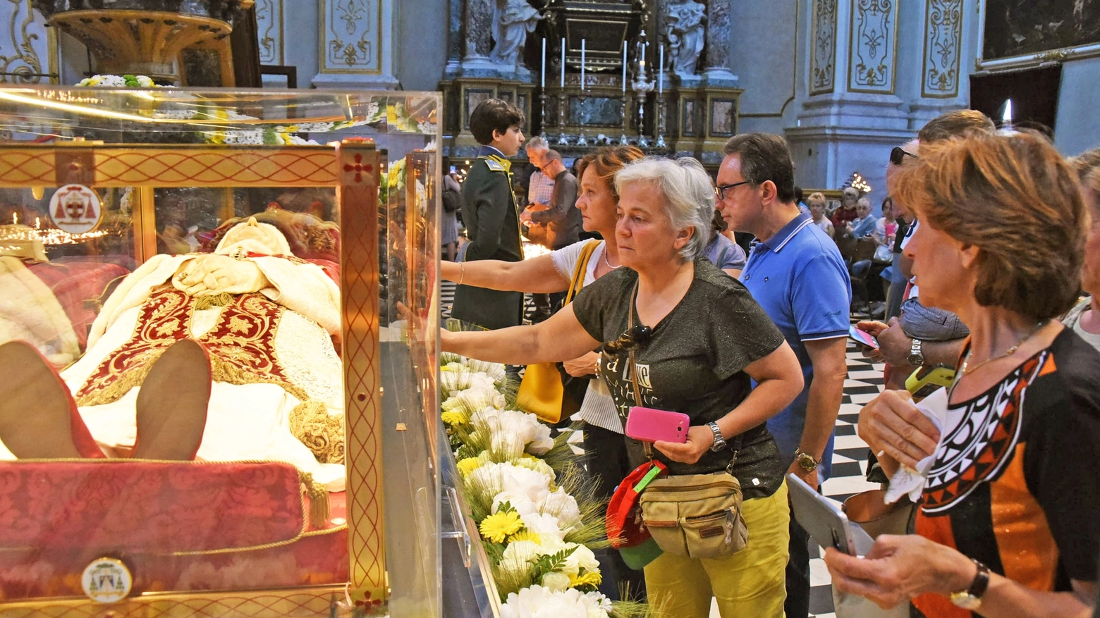 Le spoglie di Papa Giovanni XXIII a Bergamo tra i fedeli