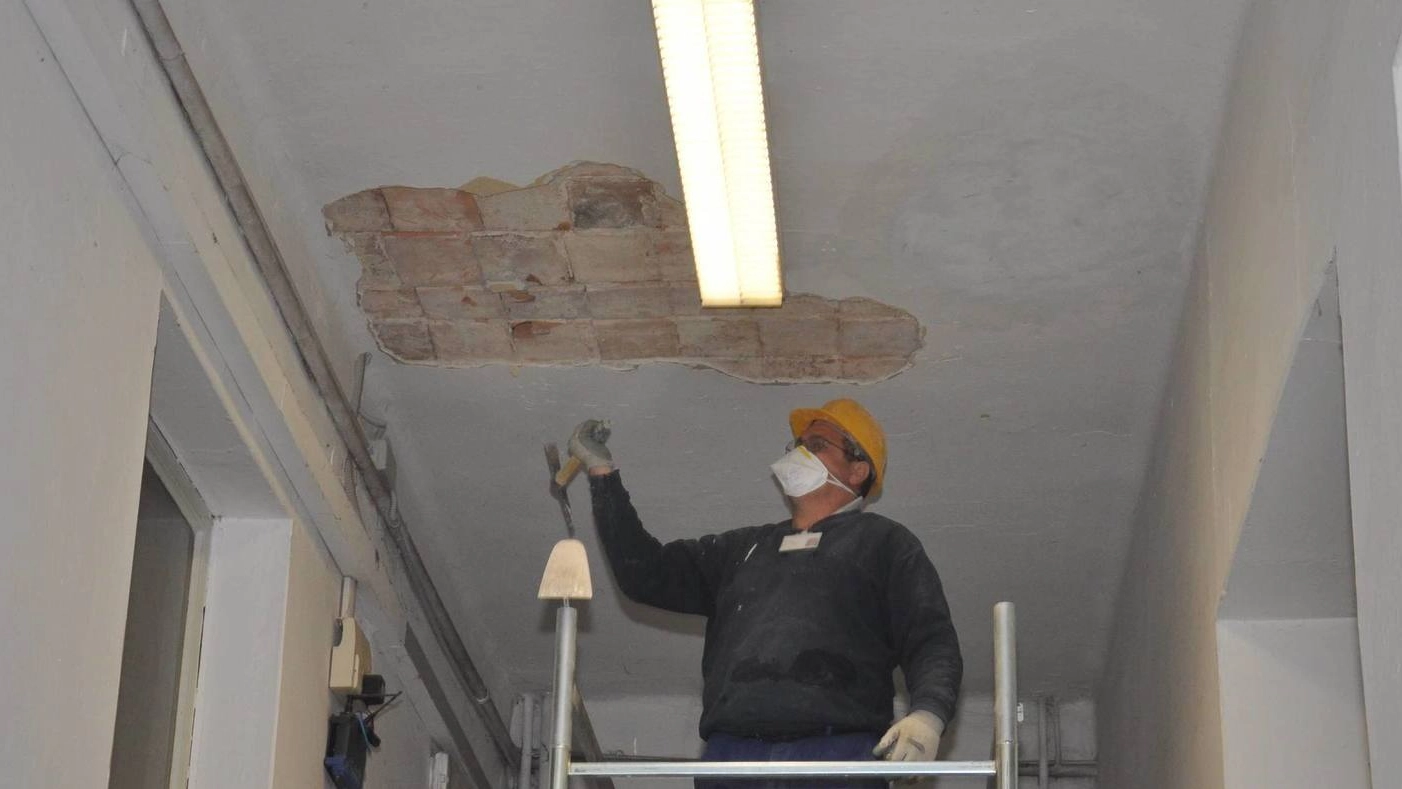 Un intervento di consolidamento di un soffitto in una scuola dell’area di Pavia