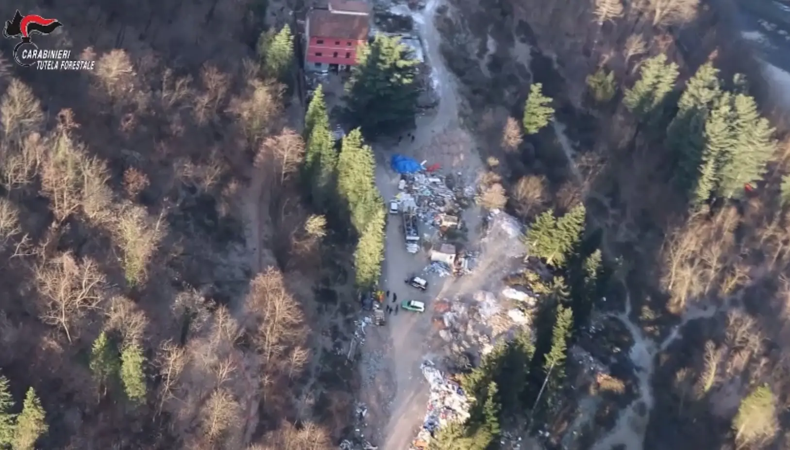 Discarica abusiva in un'area protetta: denunciata intera famiglia / VIDEO