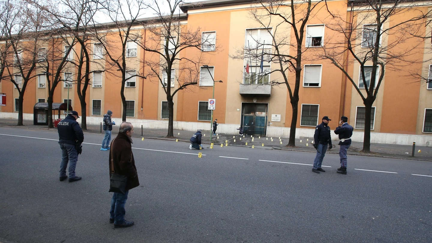 L'ordigno esploso davanti alla scuola di Polizia di Brescia (Fotolive)