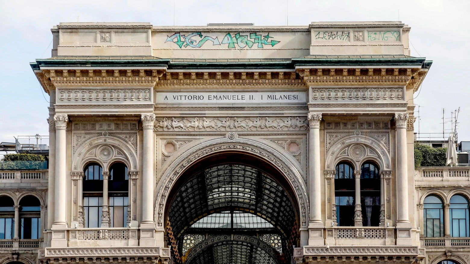 Galleria Vittorio Emanuele II imbrattata nella notte