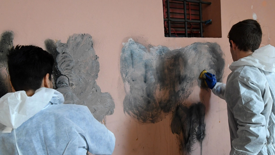 La pulizia dei muri in piazzetta Biagi