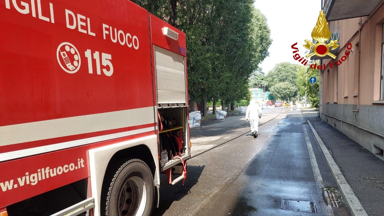 Dopo il nubifragio i Vigili del fuoco specializzati di Monza recuperano materiali con presunto amianto