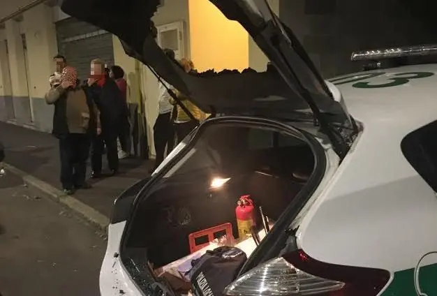 "Chi mi ha fatto questa multa?". Prende a testate due vigili urbani