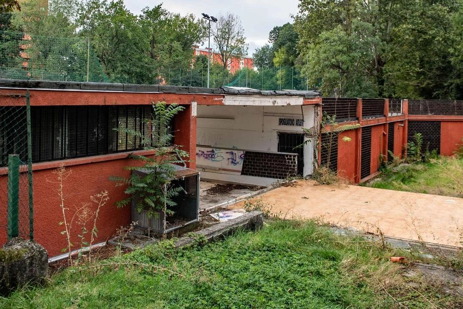 L’ex centro sportivo di via Cilea abbandonato da tre anni: "Spogliatoi come dormitori"