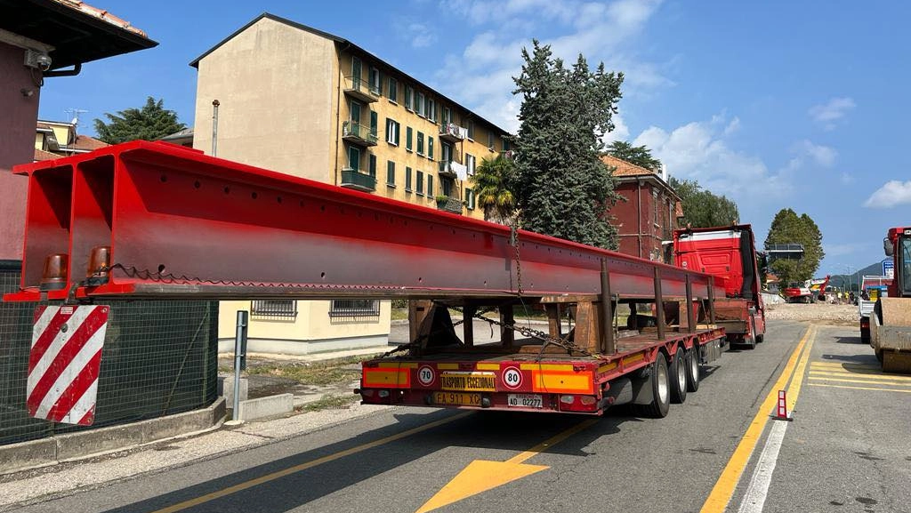 Varese, le travi per il nuovo ponte su largo Flaiano