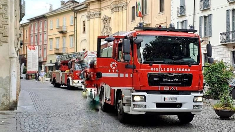 L'intervento dei pompieri in centro a Lodi L'intervento dei pompieri in centro a Lodi