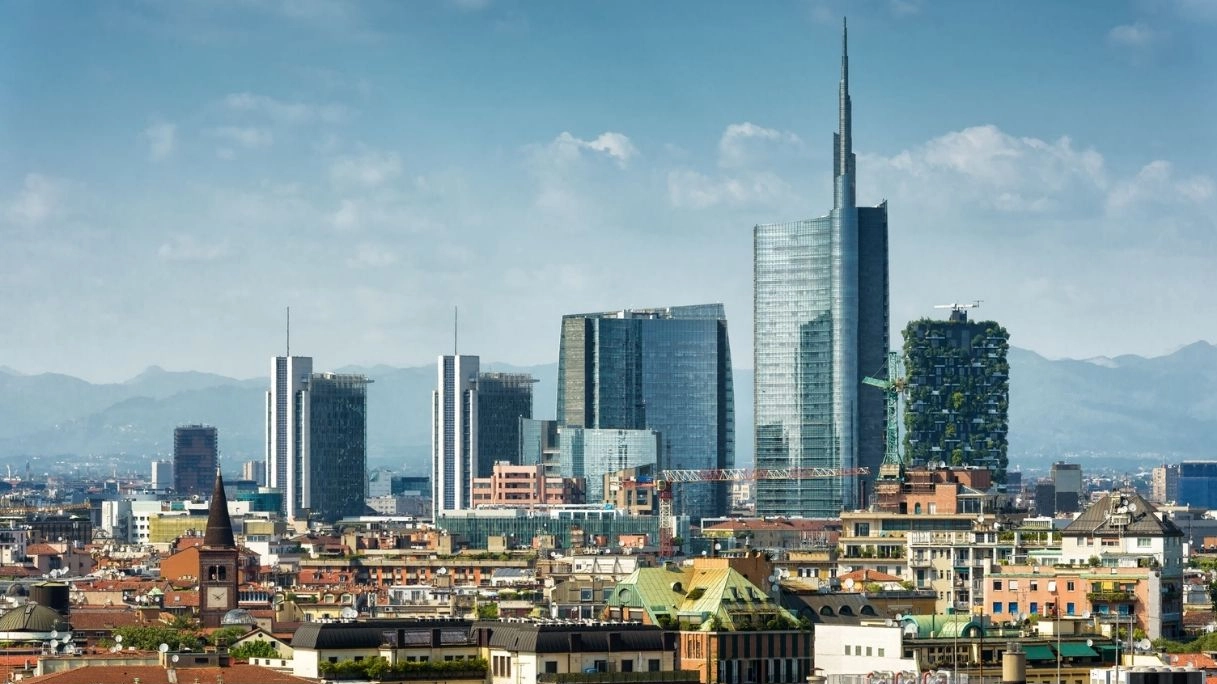 Lo skyline di Milano (foto d'archivio)