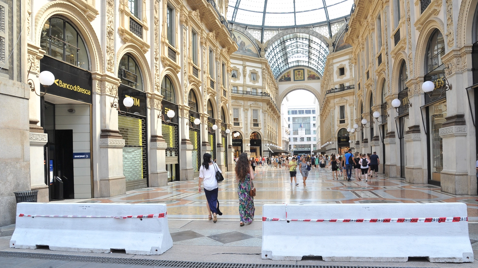Le barriere davanti alla Galleria di Milano (Newpress)