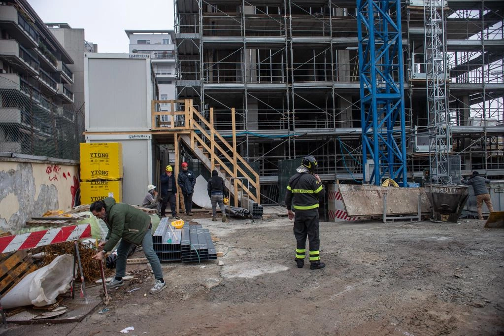Vigili del fuoco nel cantiere dove si è consumata la tragedia