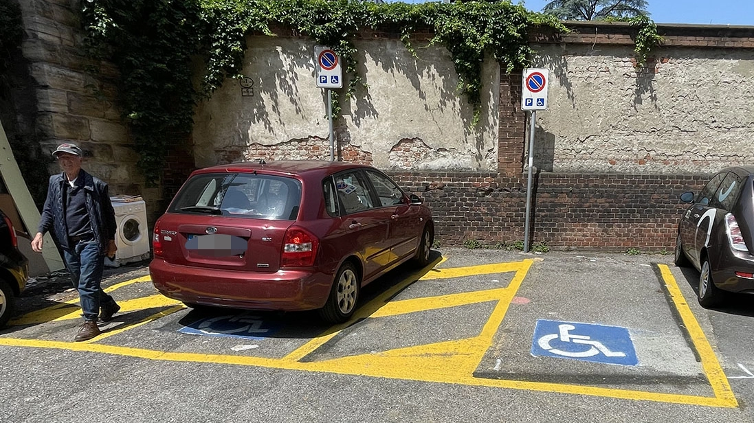Il parcheggio disabili di via Castello a Monza