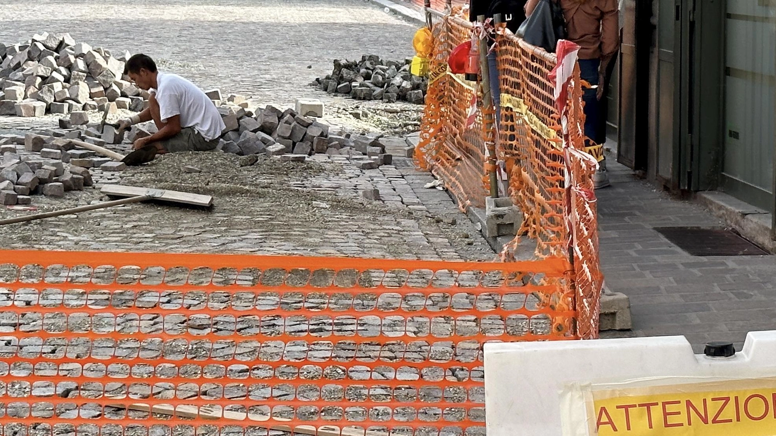 Protesta dei negozianti. Cantieri infiniti in Cairoli e gli affari vanno a picco
