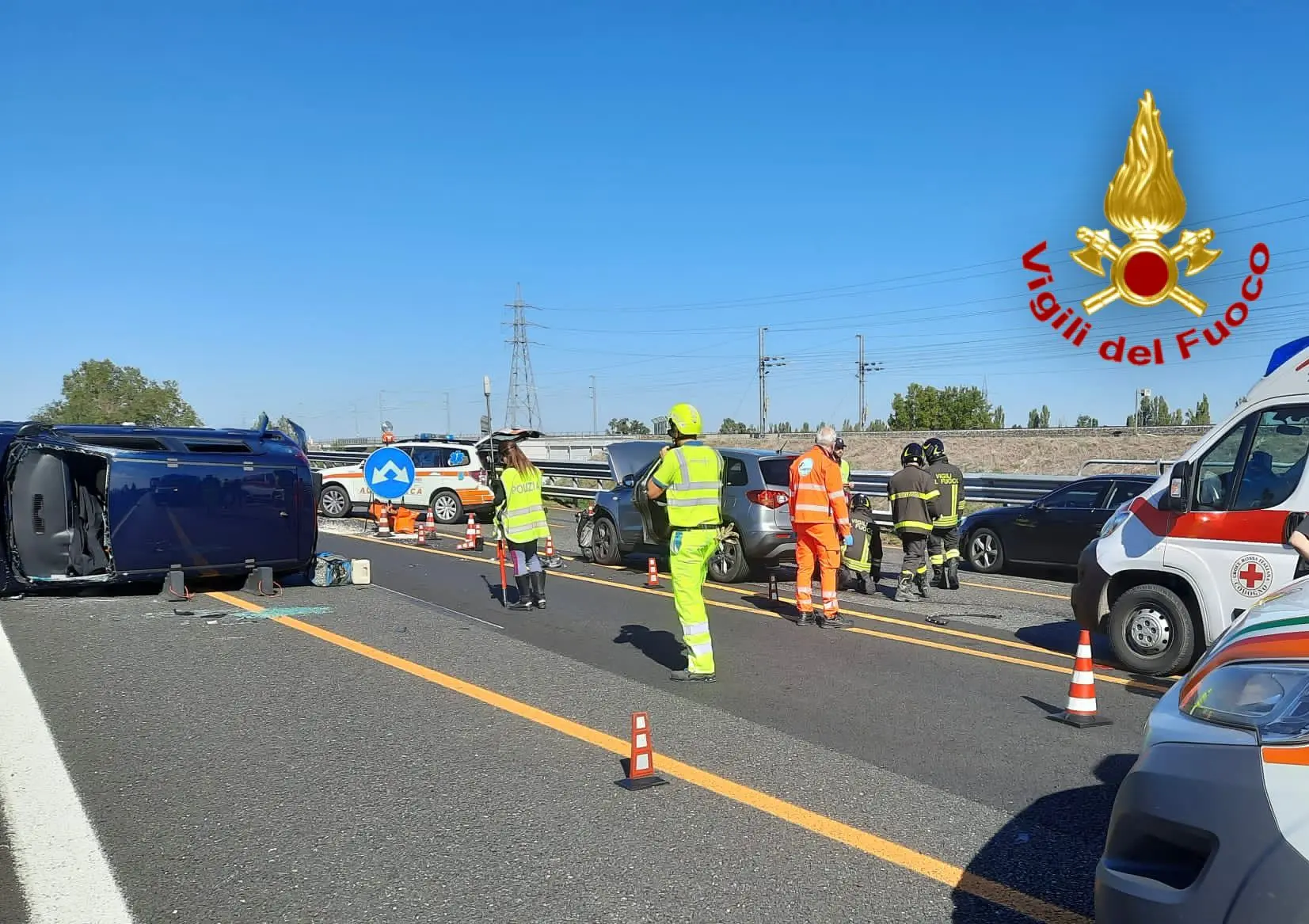 Incidente A1 Villanova Sillaro, auto prende fuoco: salvi due anziani e il loro cane