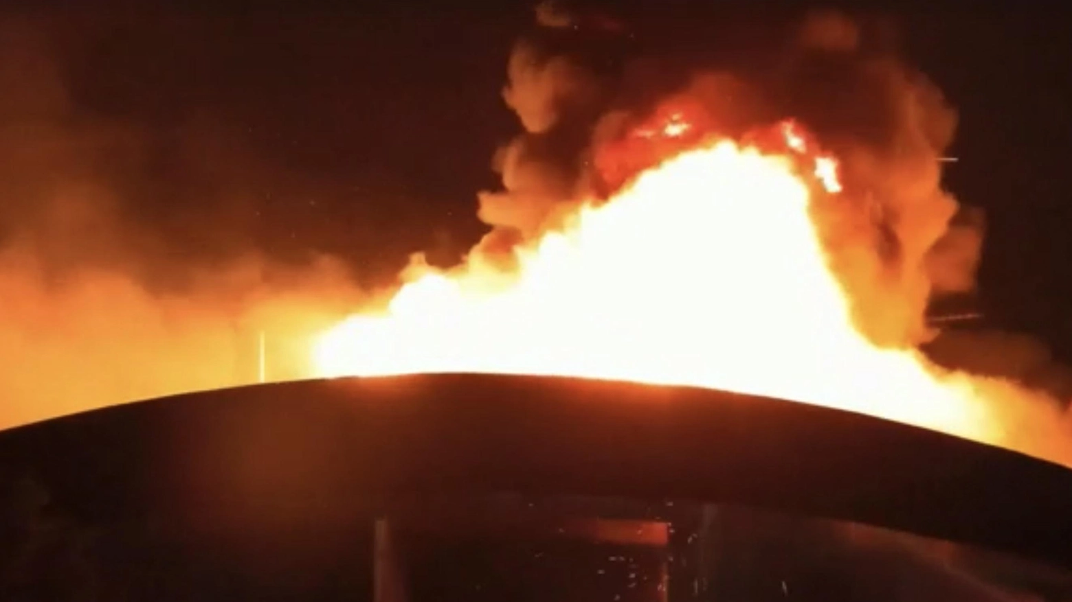 Incendio nel palazzo Tetto brucia per 10 ore Inquilini evacuati ma nessun intossicato Incendio nel palazzo Tetto brucia per 10 ore Inquilini evacuati ma nessun intossicato
