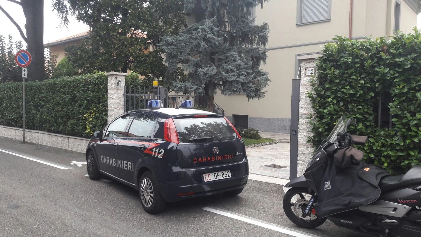I carabinieri davanti alla villetta di via Fiume, a Nova Milanese