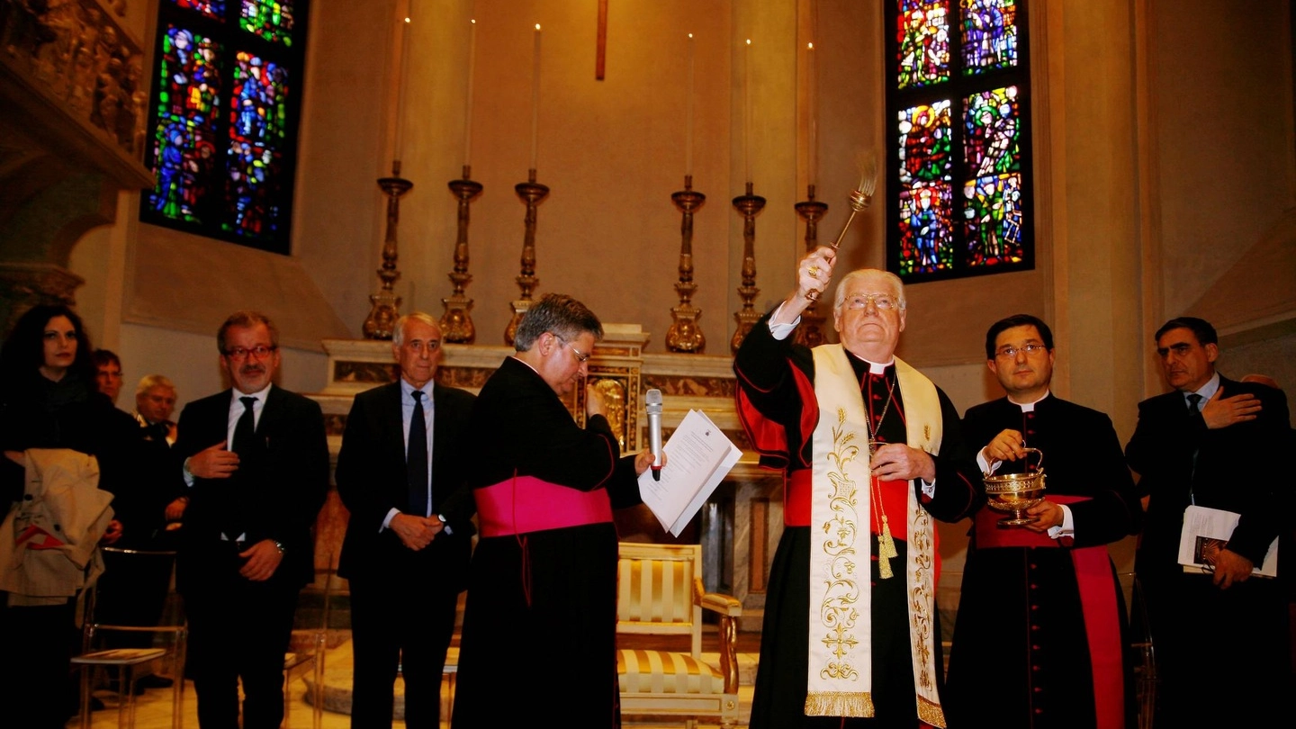 Il cardinale Angelo Scola benedice la chiesetta di San Gottardo in Croce