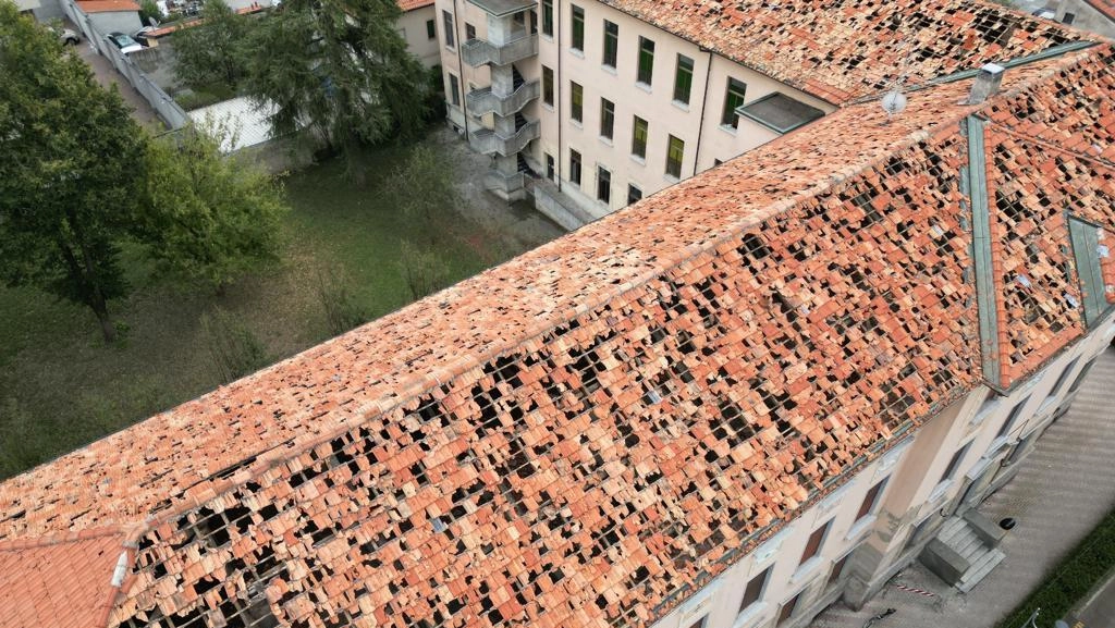 I danni maggiori sono stati riportati dal tetto delle scuole medie De Amicis: per sistemarlo servirà mezzo milione di euro. La torre simbolo della città è appena stata rimessa a posto I danni maggiori sono stati riportati dal tetto delle scuole medie De Amicis: per sistemarlo servirà mezzo milione di euro. La torre simbolo della città è appena stata rimessa a posto