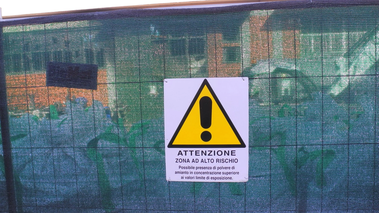 Sigilli a un'area contaminata da amianto: il cartello avverte del pericolo